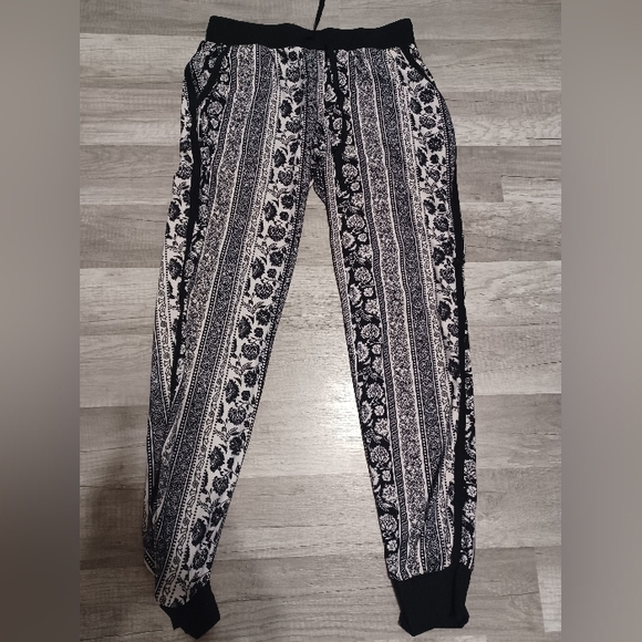 No Boundaries Other - NO BOUNDARIES Women's Black/White Pajama Lounge Pants, Size Small